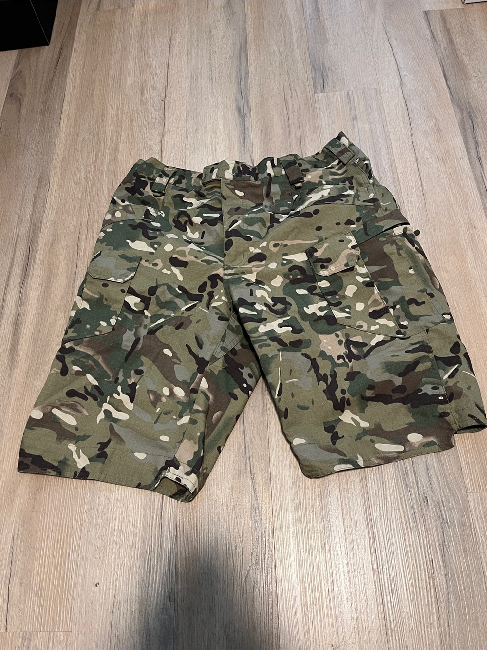 Men's Cargo Shorts in Green Camouflage - Durable Outdoor Style
